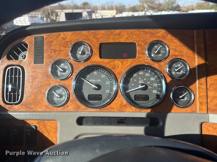 image for item EG1756 2007 Peterbilt 357 flatbed truck