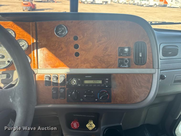 image for item EG1756 2007 Peterbilt 357 flatbed truck