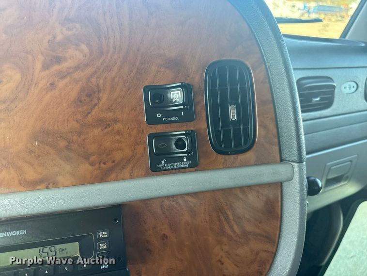 image for item EG1756 2007 Peterbilt 357 flatbed truck