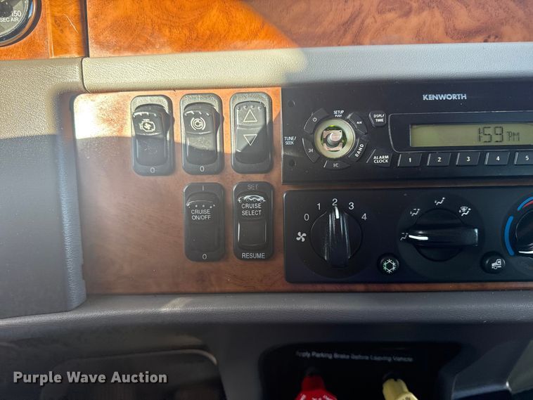 image for item EG1756 2007 Peterbilt 357 flatbed truck