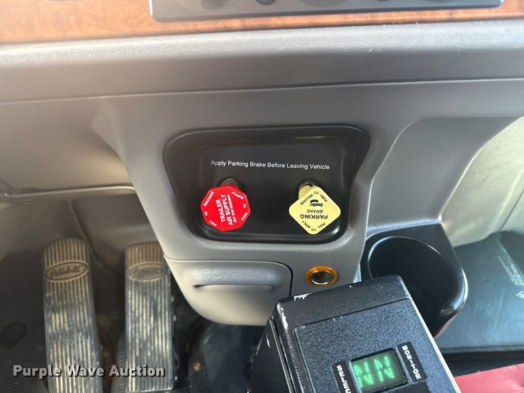 image for item EG1756 2007 Peterbilt 357 flatbed truck