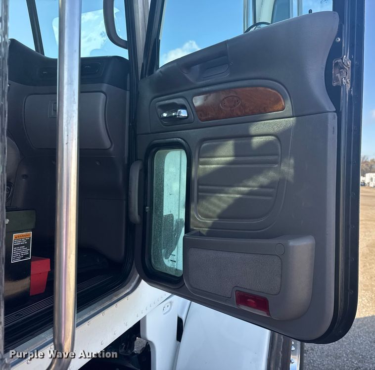 image for item EG1756 2007 Peterbilt 357 flatbed truck