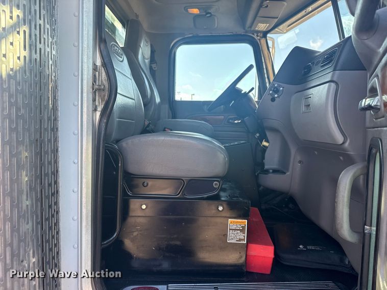 image for item EG1756 2007 Peterbilt 357 flatbed truck