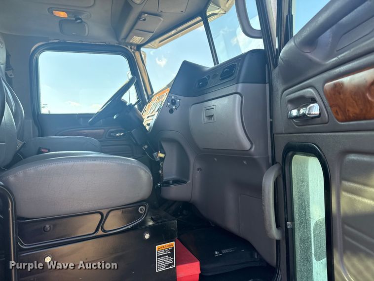 image for item EG1756 2007 Peterbilt 357 flatbed truck