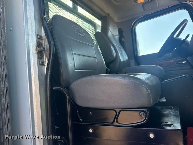 image for item EG1756 2007 Peterbilt 357 flatbed truck