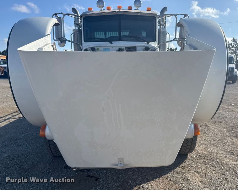 image for item EG1756 2007 Peterbilt 357 flatbed truck