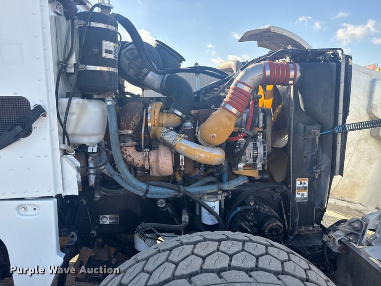 image for item EG1756 2007 Peterbilt 357 flatbed truck