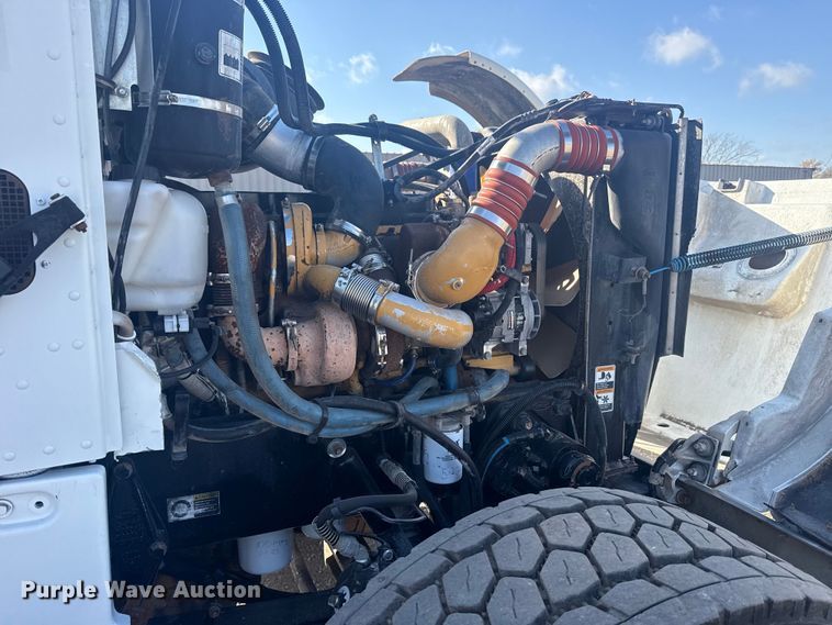 image for item EG1756 2007 Peterbilt 357 flatbed truck