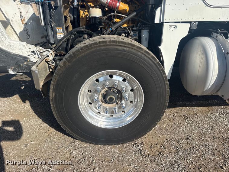 image for item EG1756 2007 Peterbilt 357 flatbed truck