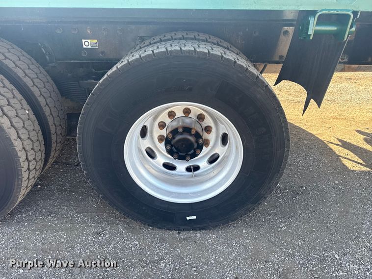 image for item EG1756 2007 Peterbilt 357 flatbed truck