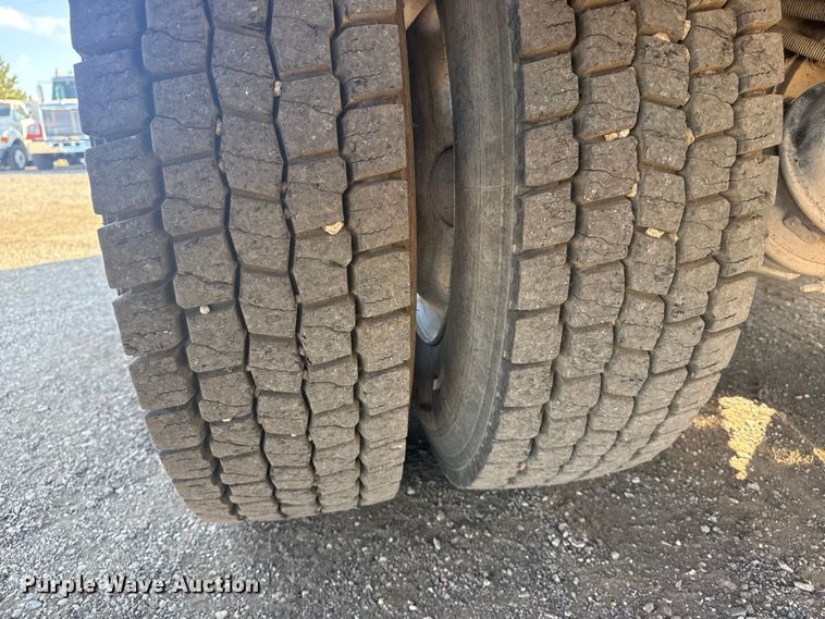 image for item EG1756 2007 Peterbilt 357 flatbed truck