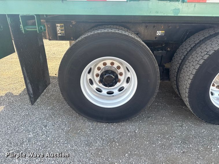 image for item EG1756 2007 Peterbilt 357 flatbed truck