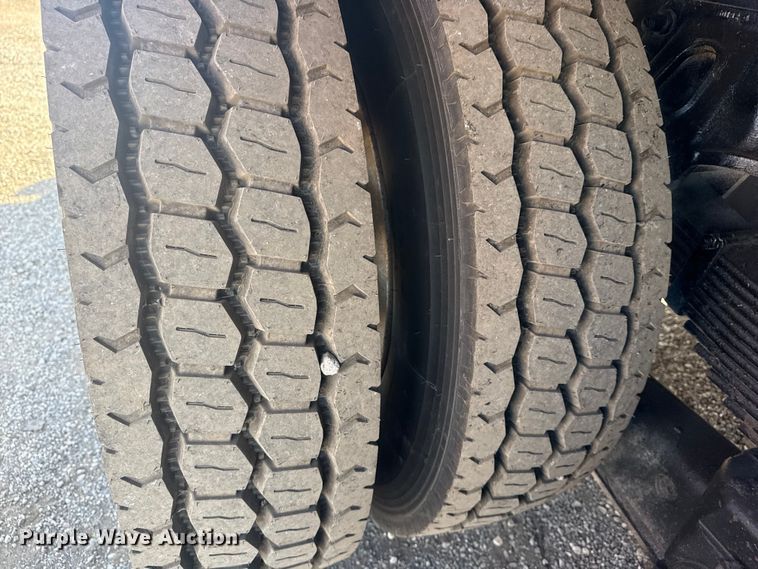 image for item EG1756 2007 Peterbilt 357 flatbed truck