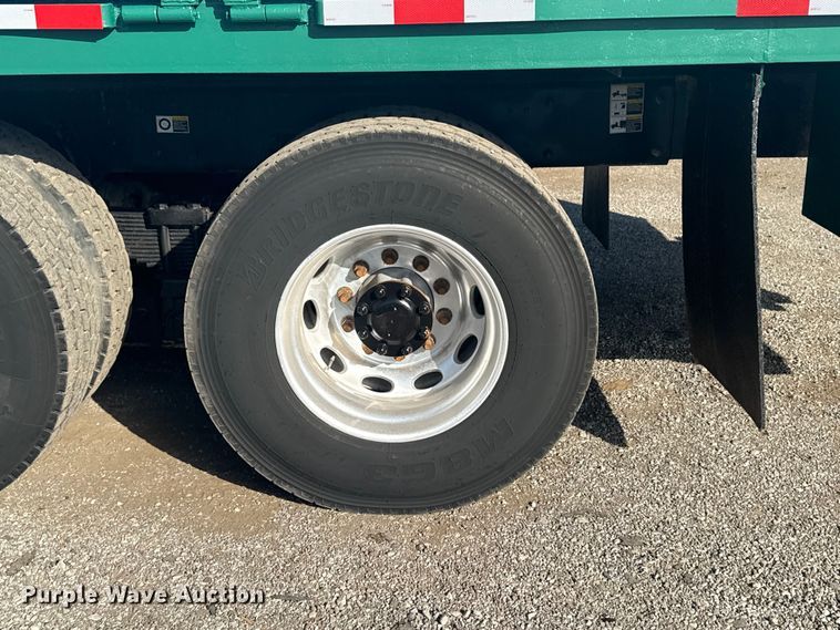 image for item EG1756 2007 Peterbilt 357 flatbed truck