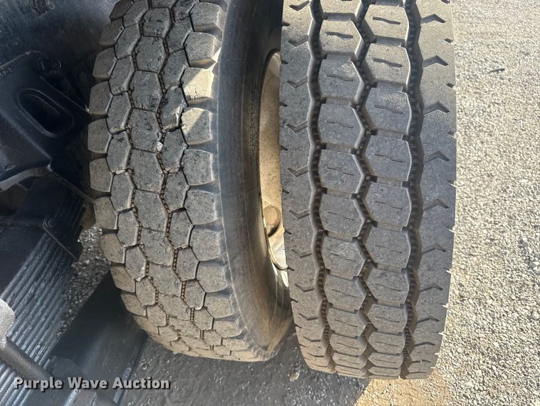 image for item EG1756 2007 Peterbilt 357 flatbed truck