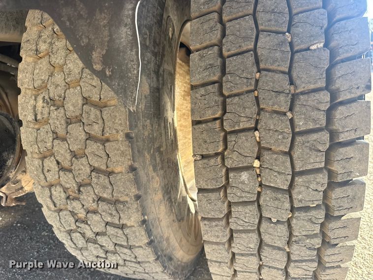 image for item EG1756 2007 Peterbilt 357 flatbed truck