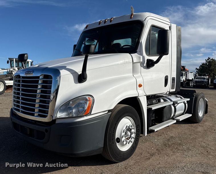 image for item EG1887 2014 Freightliner Cascadia 125 semi truck
