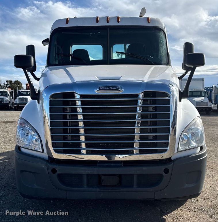 image for item EG1887 2014 Freightliner Cascadia 125 semi truck
