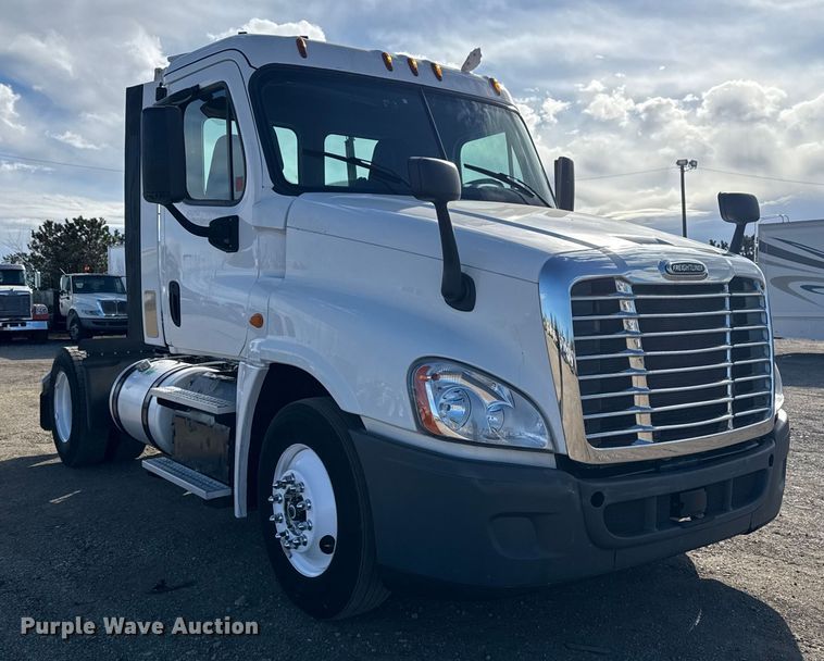 image for item EG1887 2014 Freightliner Cascadia 125 semi truck