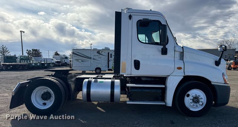 image for item EG1887 2014 Freightliner Cascadia 125 semi truck