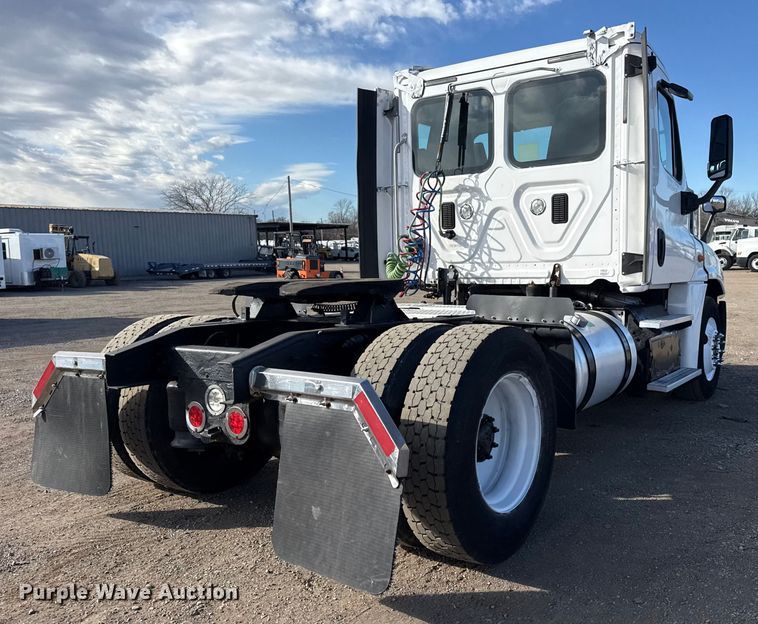 image for item EG1887 2014 Freightliner Cascadia 125 semi truck