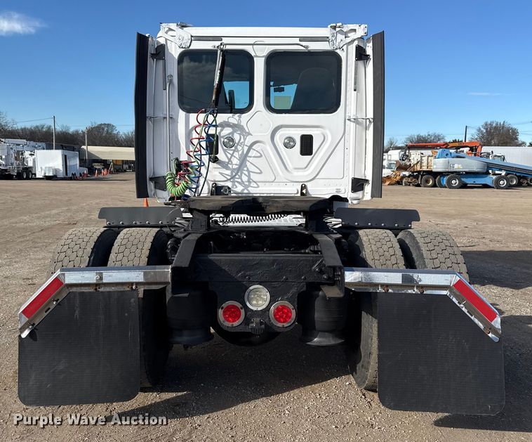 image for item EG1887 2014 Freightliner Cascadia 125 semi truck