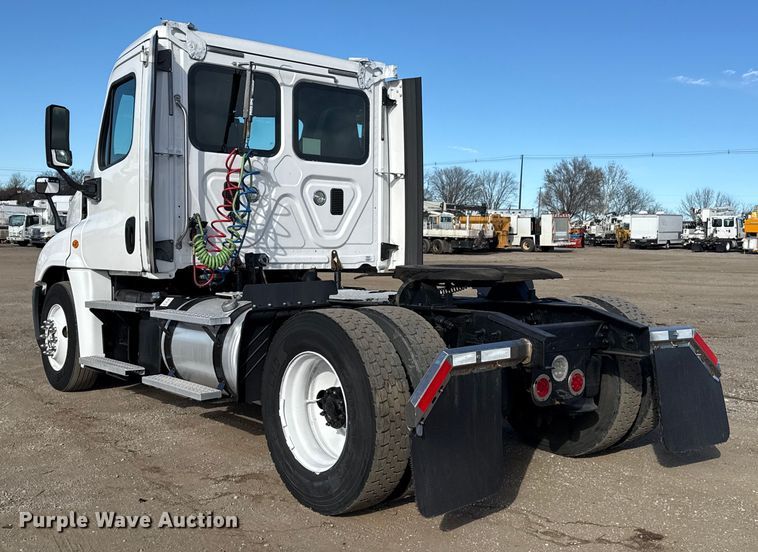 image for item EG1887 2014 Freightliner Cascadia 125 semi truck