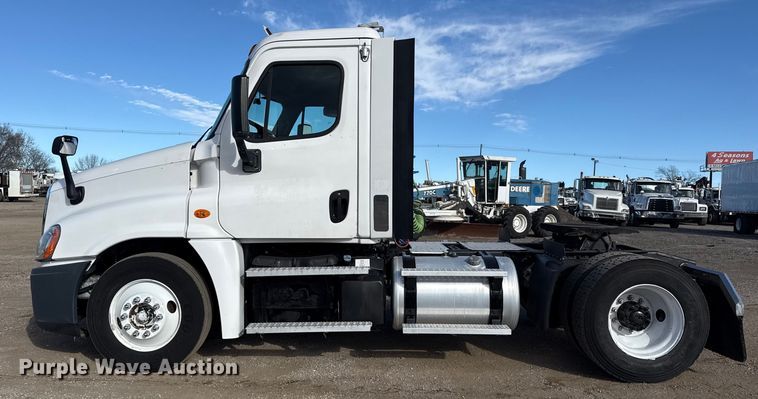 image for item EG1887 2014 Freightliner Cascadia 125 semi truck