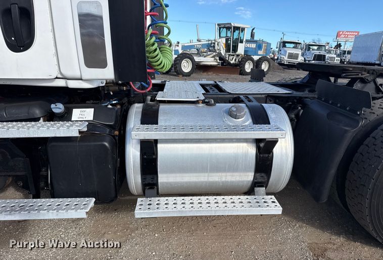 image for item EG1887 2014 Freightliner Cascadia 125 semi truck