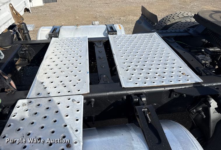 image for item EG1887 2014 Freightliner Cascadia 125 semi truck