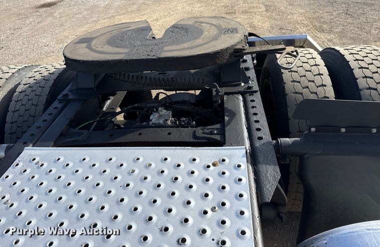 image for item EG1887 2014 Freightliner Cascadia 125 semi truck