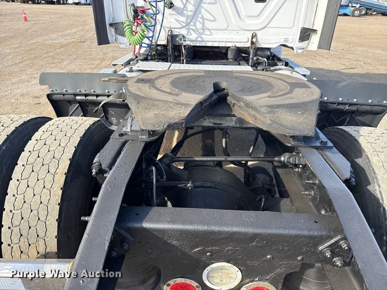 image for item EG1887 2014 Freightliner Cascadia 125 semi truck