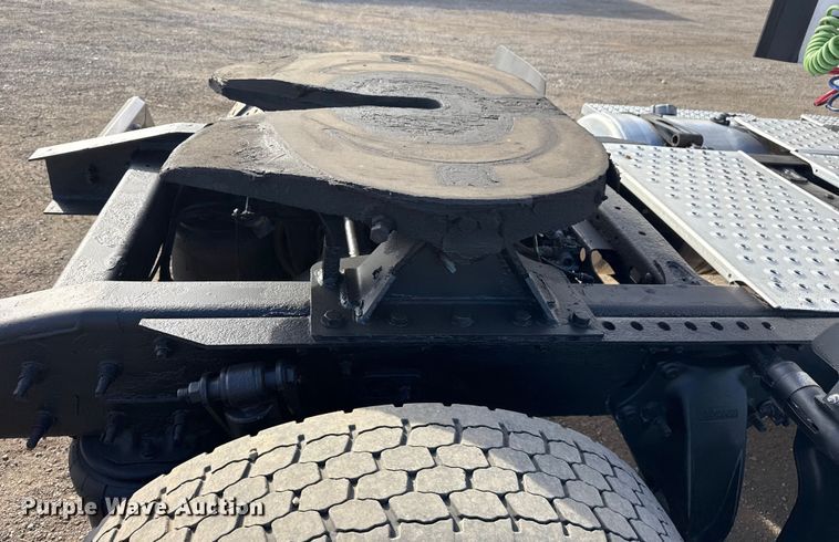 image for item EG1887 2014 Freightliner Cascadia 125 semi truck