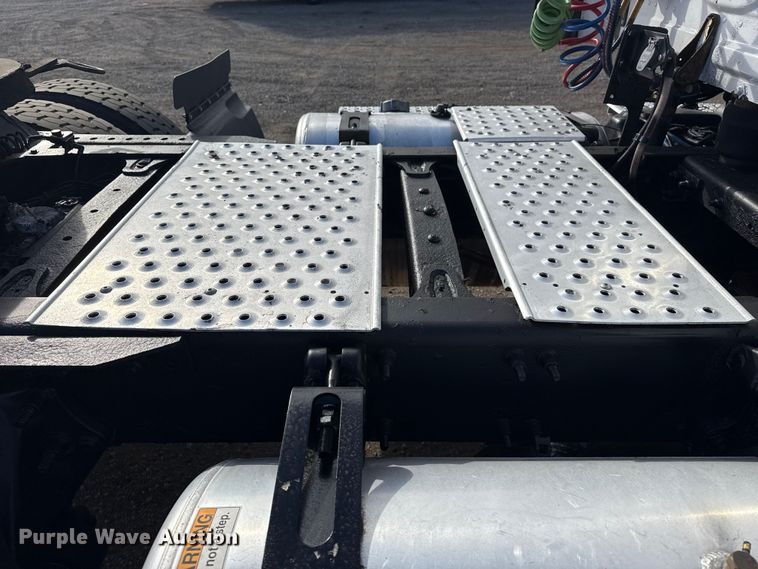 image for item EG1887 2014 Freightliner Cascadia 125 semi truck