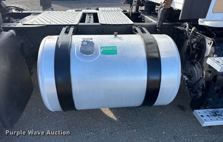 image for item EG1887 2014 Freightliner Cascadia 125 semi truck