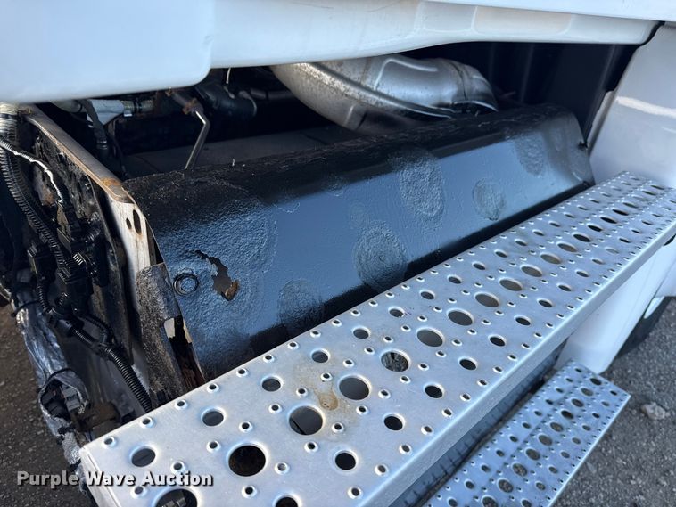 image for item EG1887 2014 Freightliner Cascadia 125 semi truck