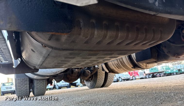 image for item EG1887 2014 Freightliner Cascadia 125 semi truck