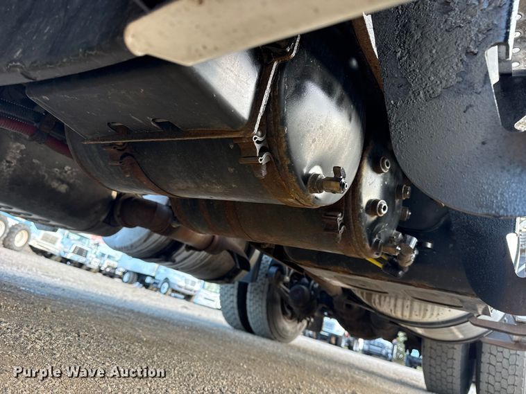 image for item EG1887 2014 Freightliner Cascadia 125 semi truck