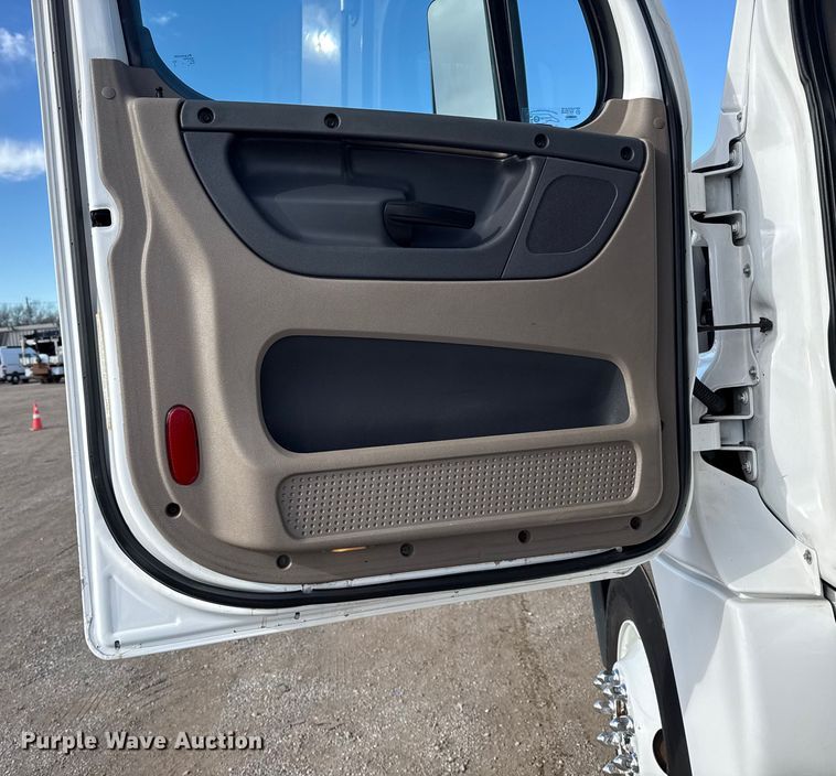 image for item EG1887 2014 Freightliner Cascadia 125 semi truck