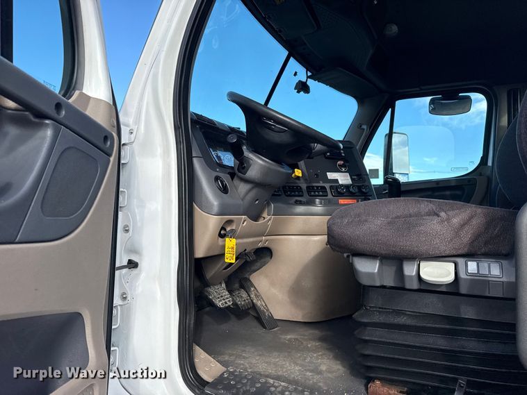 image for item EG1887 2014 Freightliner Cascadia 125 semi truck