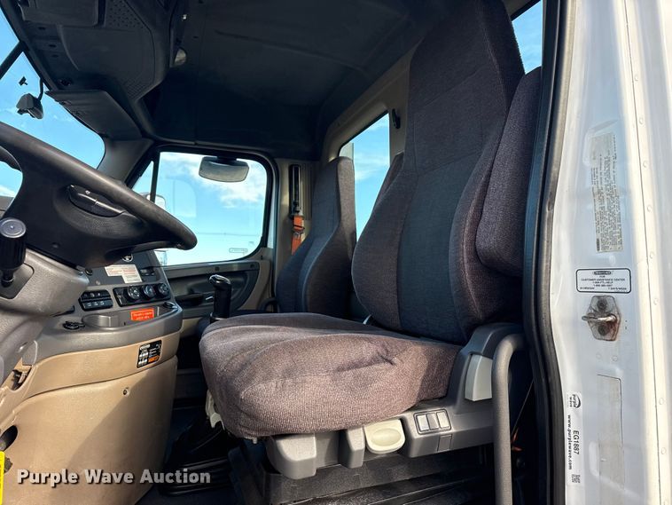 image for item EG1887 2014 Freightliner Cascadia 125 semi truck