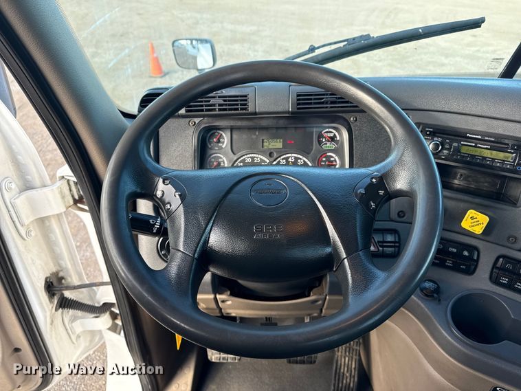 image for item EG1887 2014 Freightliner Cascadia 125 semi truck