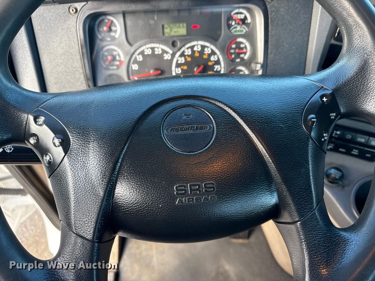 image for item EG1887 2014 Freightliner Cascadia 125 semi truck