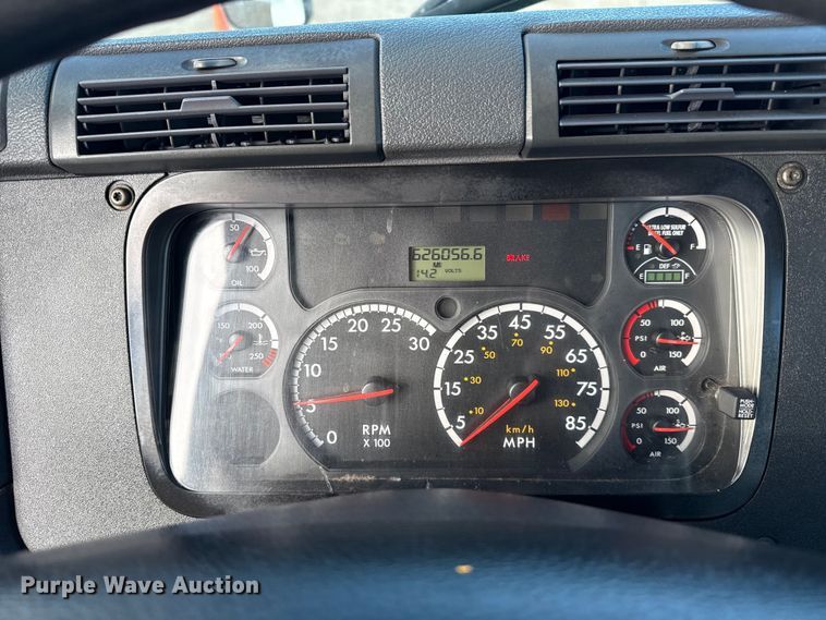 image for item EG1887 2014 Freightliner Cascadia 125 semi truck