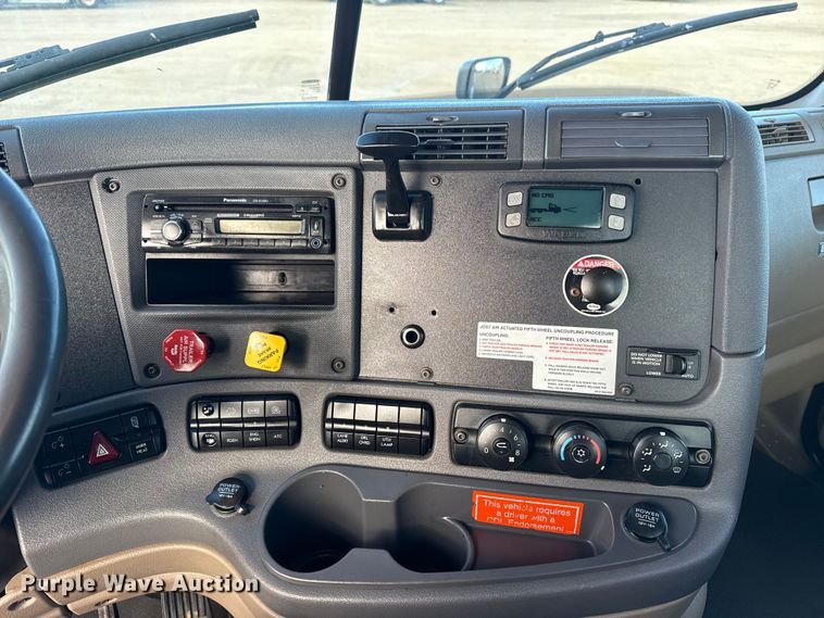 image for item EG1887 2014 Freightliner Cascadia 125 semi truck