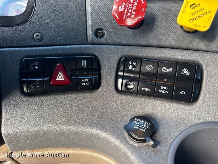 image for item EG1887 2014 Freightliner Cascadia 125 semi truck