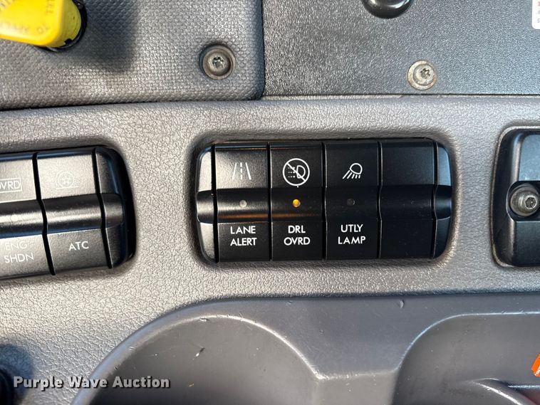 image for item EG1887 2014 Freightliner Cascadia 125 semi truck