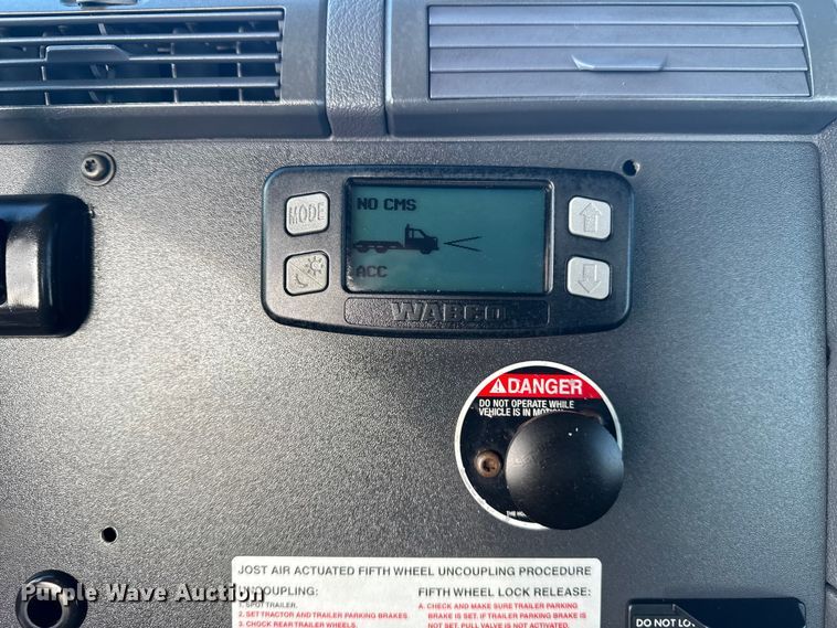 image for item EG1887 2014 Freightliner Cascadia 125 semi truck