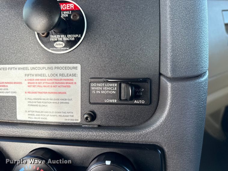 image for item EG1887 2014 Freightliner Cascadia 125 semi truck