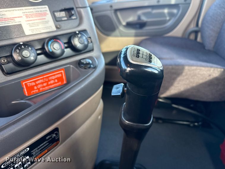 image for item EG1887 2014 Freightliner Cascadia 125 semi truck